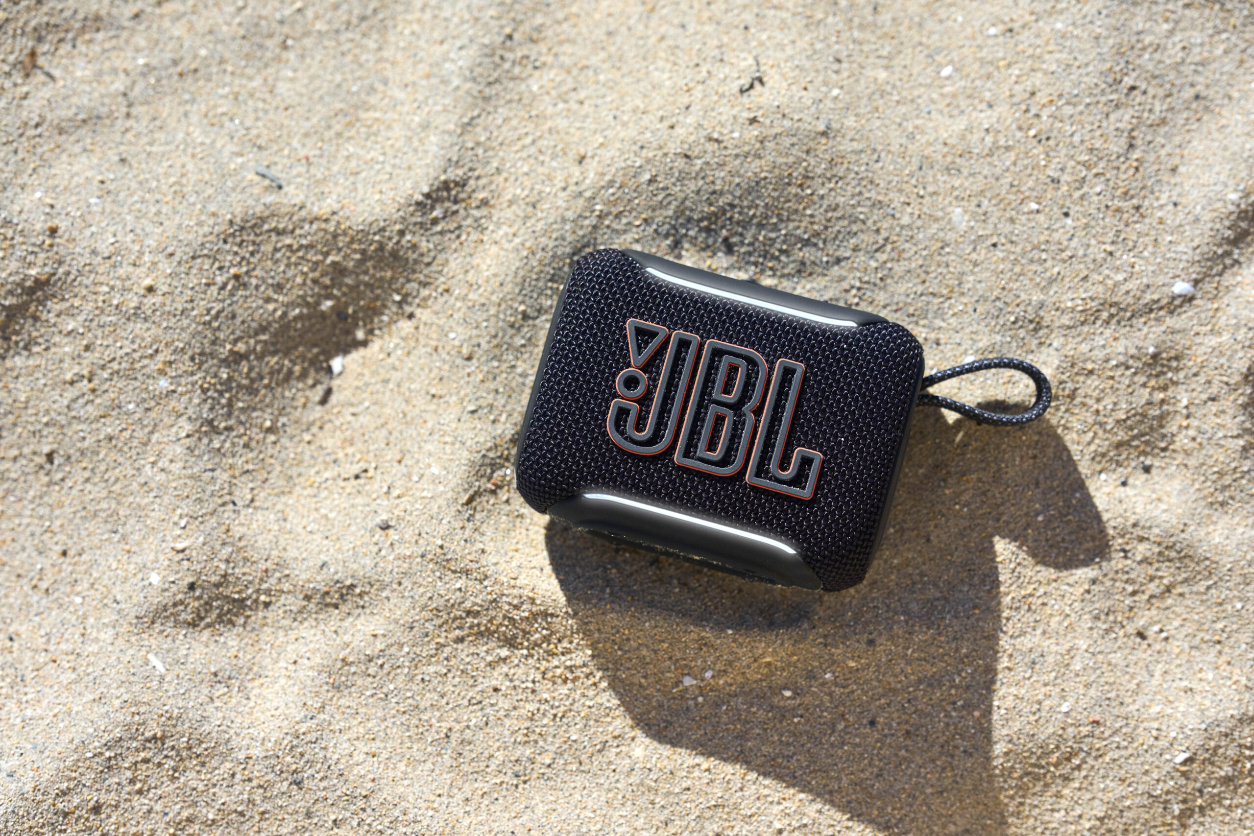 LS_JBL_GO5_LIFESTYLE_BLACK_DSC08096_x2