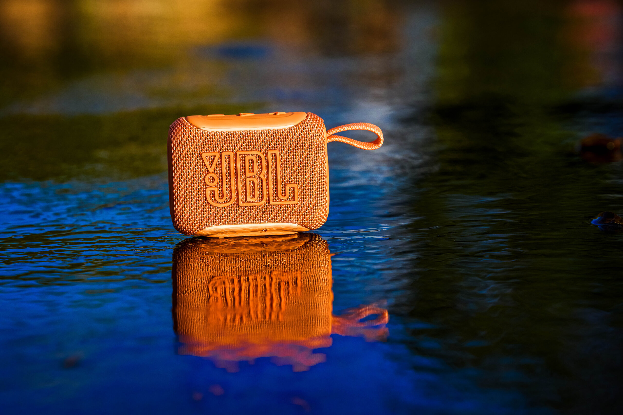 LS_JBL_GO5_LIFESTYLE_ORANGEDSC09113_x2