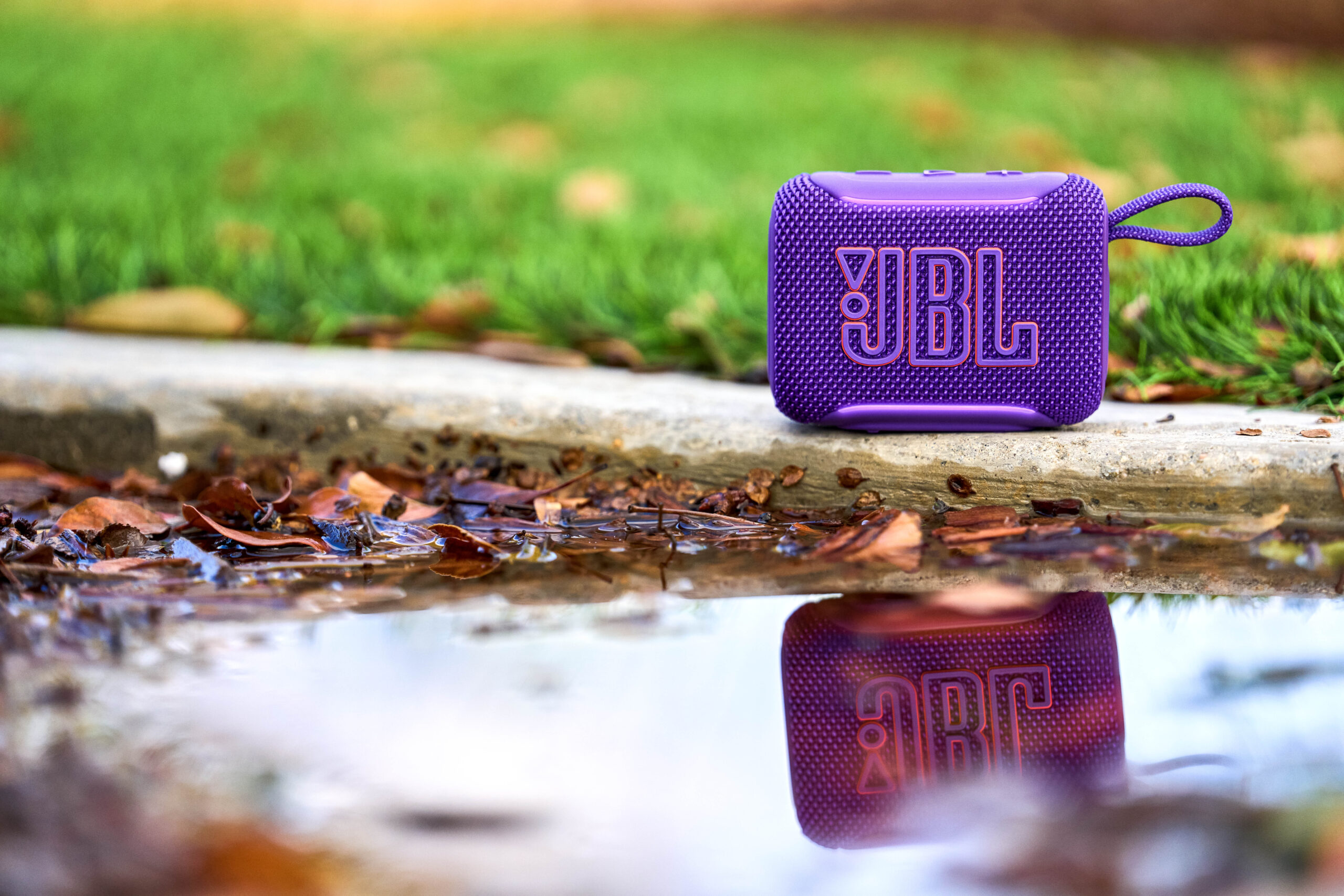 LS_JBL_GO5_LIFESTYLE_PURPLE_DSC09084_x2