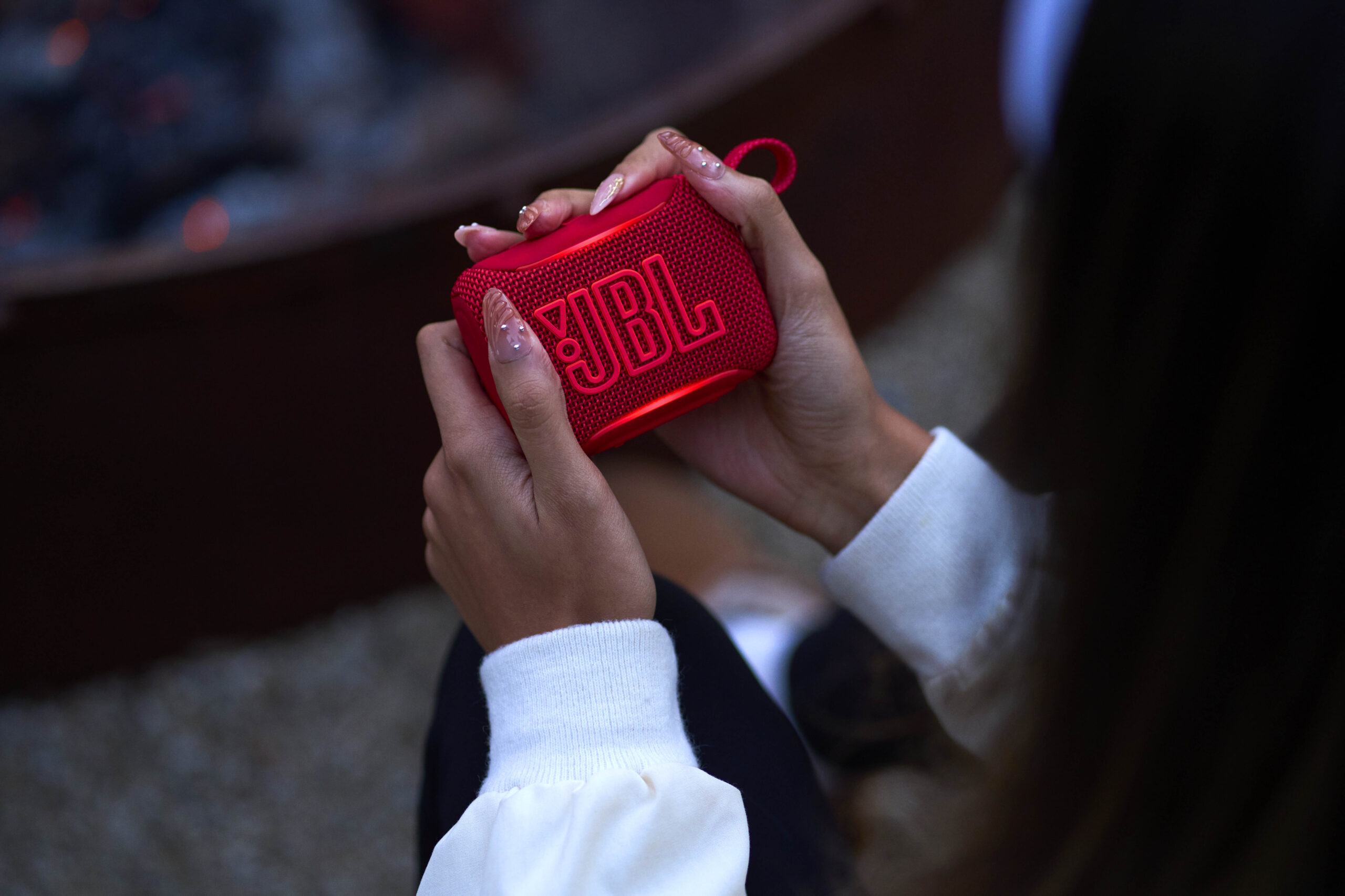 LS_JBL_GO5_LIFESTYLE_RED_RF405892_x2 (1)