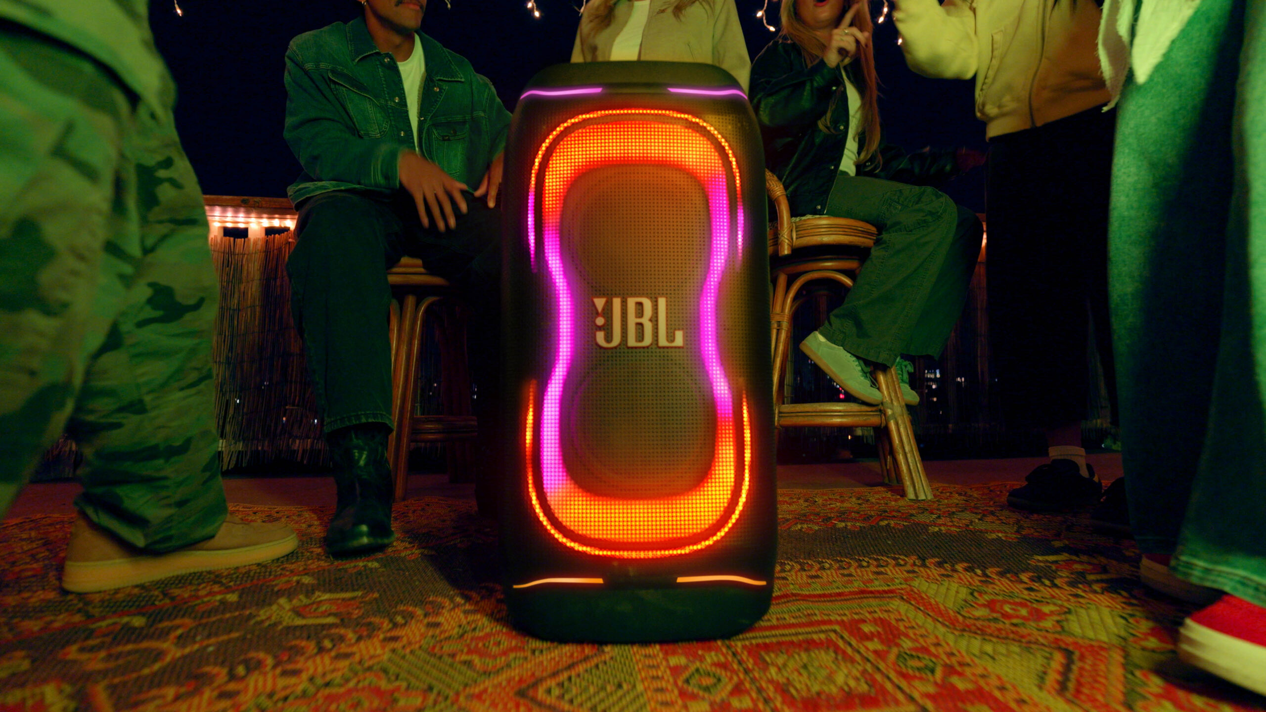 LS_JBL_PARTYBOX_330_LIFESTYLE_00_00_05_13_Still002_x1