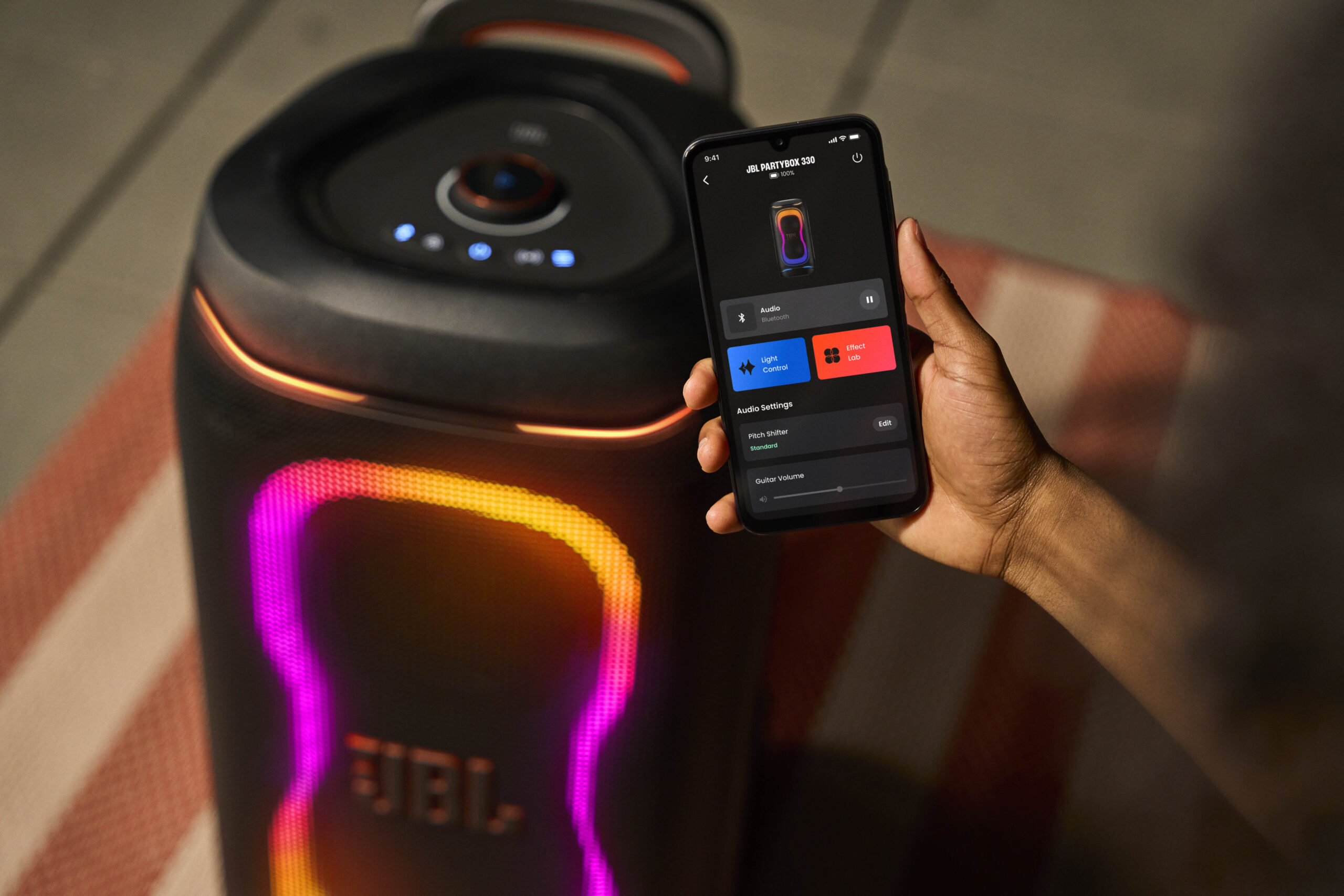 LS_JBL_PARTYBOX_330_LIFESTYLE_RMF00084_x3 Loa Bluetooth JBL PartyBox 330