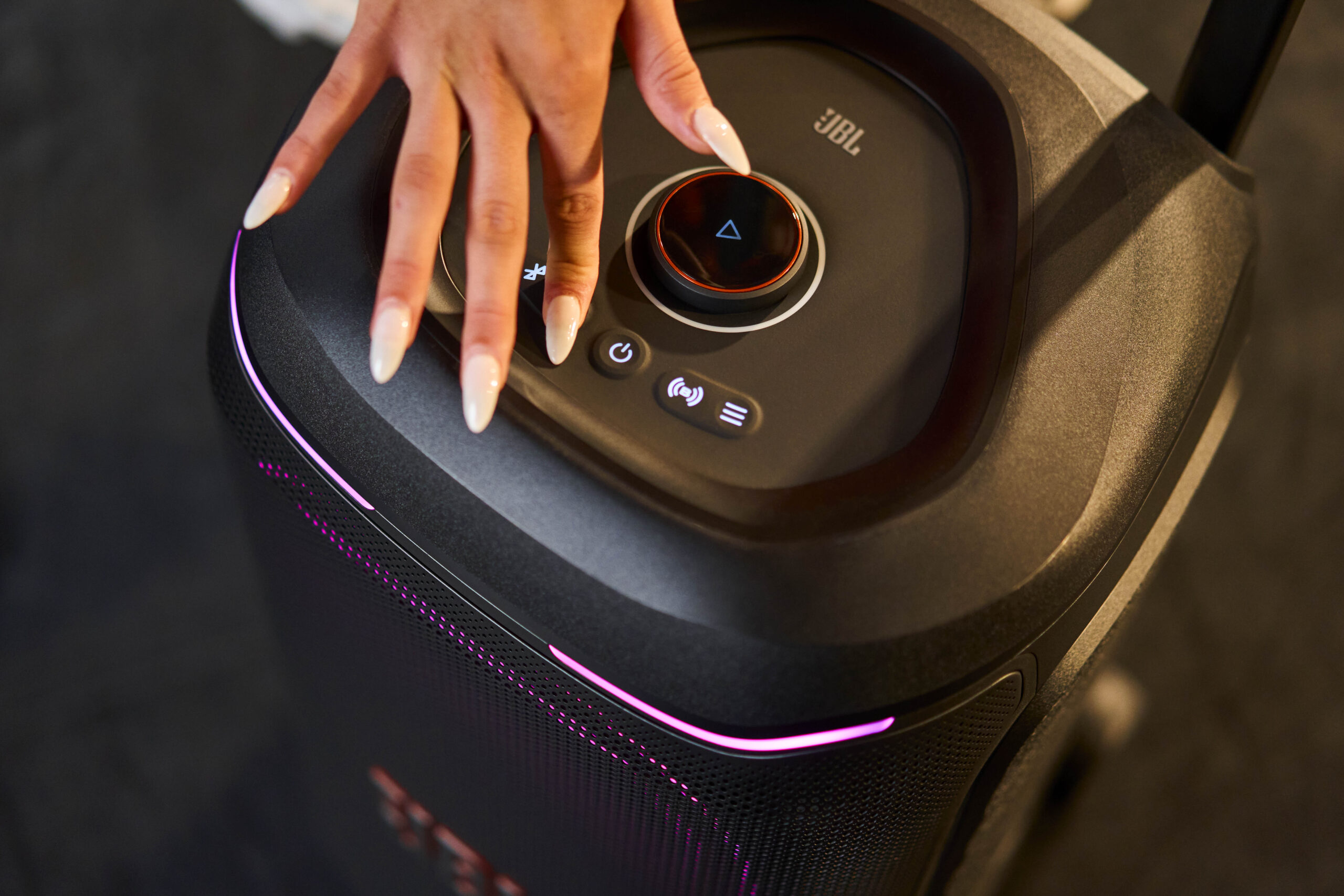 LS_JBL_PARTYBOX_330_LIFESTYLE_RMF07858_x3 Loa Bluetooth JBL PartyBox 330
