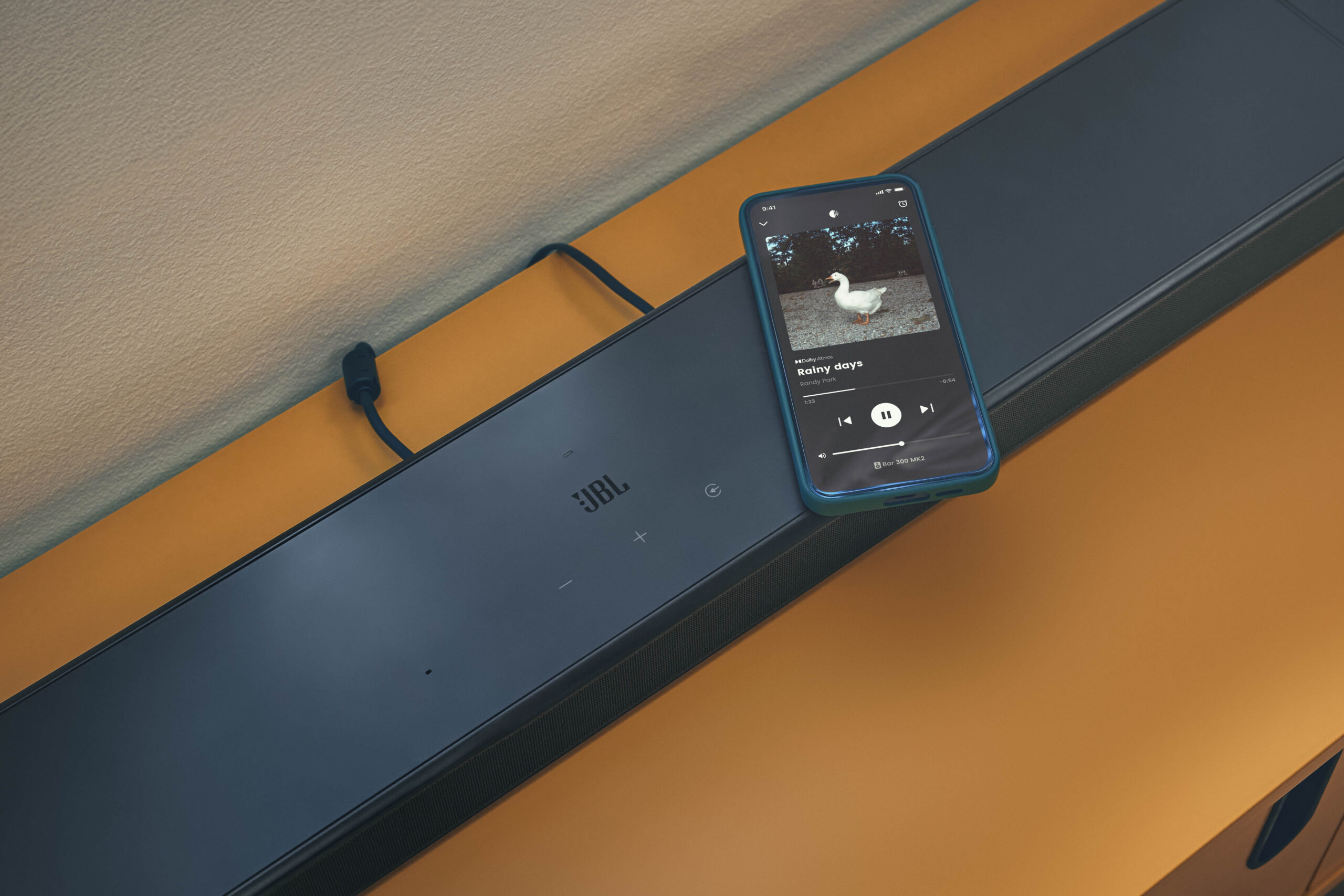LS_JBL_Soundbar_Bar 700MK2-800MK2_LifestyleStill_EU-APAC_Black_Phone_Basis_13110_ALT